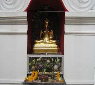Eine kl. Buddhafigur in einem Chedi.
