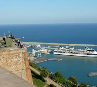 Blick vom Castell auf den Kreuzfahrthafen