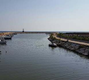 Küstlich angelegter Hafen