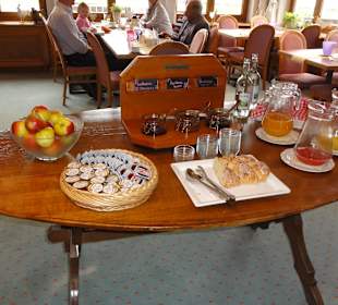 Süße Brotaufstriche und Säfte