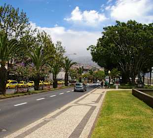 Die ganze Promenade zieht sich der Bauzaun entlang