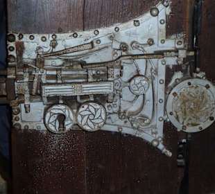 Mittelalterliches Schloss mit 13 Riegeln