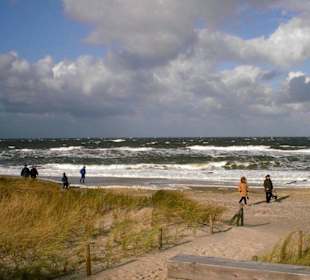 Strandspaziergang bei Sturm im Herbst