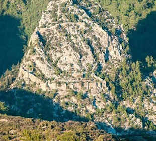 Blick vom anderen Berg auf den Burg Berg