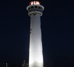 Blick auf den Leuchtturm bei Nacht (vom Hotelzimmer)