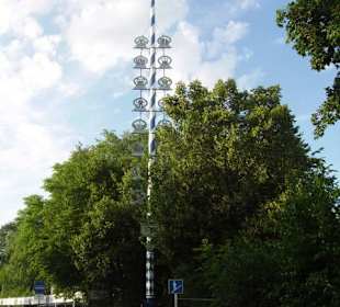 Der Maibaum vorm "Alter Wirt" 