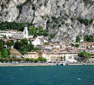 Limones Altstadt von der Wasserseite aus gesehen