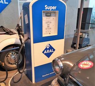 Historische Tankstelle im Schuppen Eins