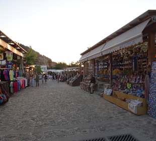 Viele Geschäfte an der Hauptstraße