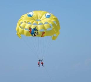 Hotel Beach-Parasailing