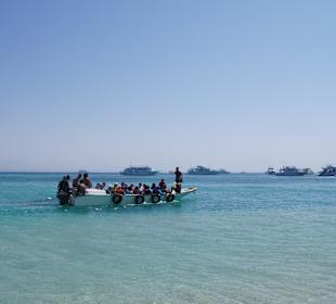 "shuttle-Boot" zwischen Ausflugsboot uns Insel
