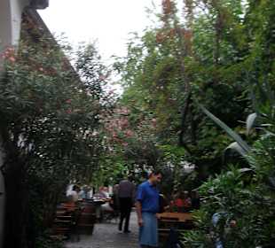 Hinterhof zur Weinprobe