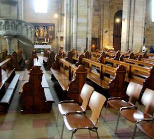 Die Sitzbänke im Dom
