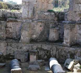Umgestürzte Säulen in der Therme