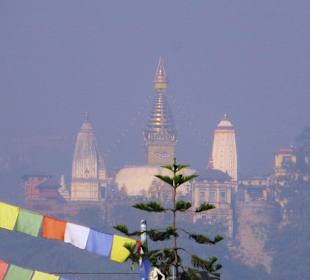 Swayambhunath von Kathmandu aus gesehen