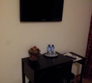 Kleiner Schreibtisch und TV Hotel Lüttelforster Mühle