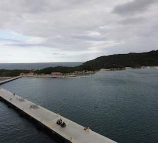 Langer Steg vom Schiff zur Insel