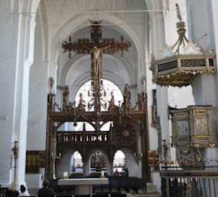 Kanzel, Altar und Triumphkreuz
