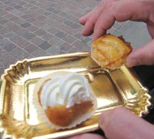Vom goldenen Tablett essen