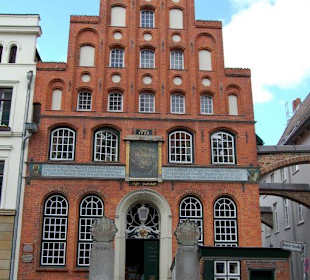 Das Gebäude der Schiffergesellschaft von vorn