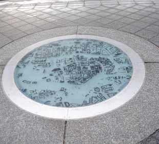 Plan miasta na peronie dworca