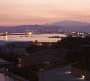Blick auf den Hafen bei Sonnenuntergang