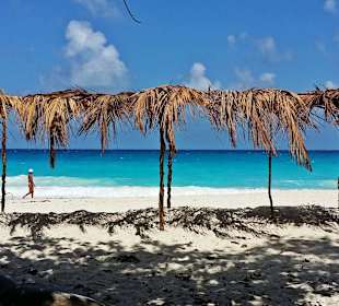 Idyllischer Schattenplatz am Strand