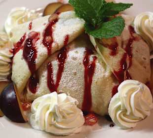 Pfankuchen mit Obst und Schlagsahne