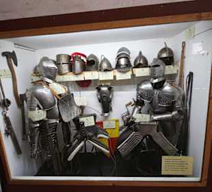 Exponate im Marstall Museum