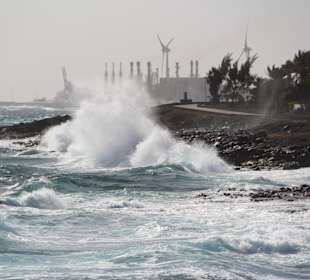 Wenn die Wellen sich an der Promenade brechen