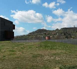 Das nahe Vulkan- Museum und der Vulkan im Hintergrund