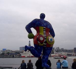 Figur vor dem Theater am Hafen