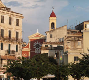 St. Spyridon Kirche im Hintergrund