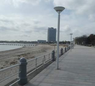 Bummel entlang der Strandpromenade von Travemünde