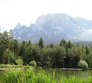 Völser Weiher mit typischer Bergkulisse