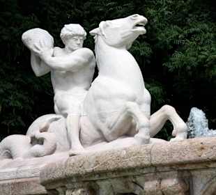 Steinschleudernder Mann