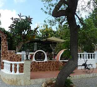 Blick vom Parkplatz in das Gartenrestaurant