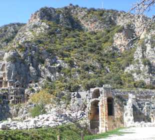 Felsengräber und Amphietheater