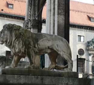 Bei der Feldherrnhalle am Odeonsplatz