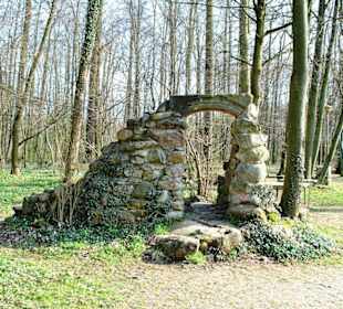 Fragment starej zabudowy w parku.