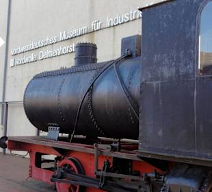 Werkslokomotive "Bello" vor dem Fabrikmuseum