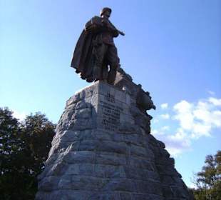 Denkmal für die russischen Gefallenen von links