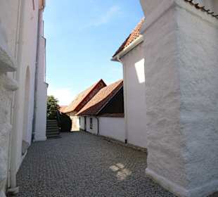 Gang zwischen Kirche und Kloster