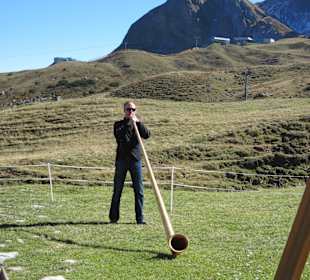 Alphornbläser an der Hochalphütte