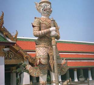 Eine der vielen Statuen im Königspalast