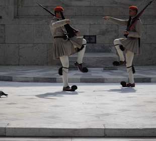 Wachwechsel vor dem Regierungsgebäude