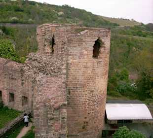 Der Turm rechts des Eingangs in die Burg