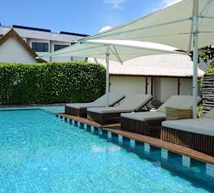 Liegen am Pool