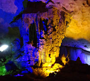 Verschieden Steinformationen in der Höhle