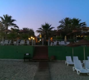 Blick vom Strand zum Hotel